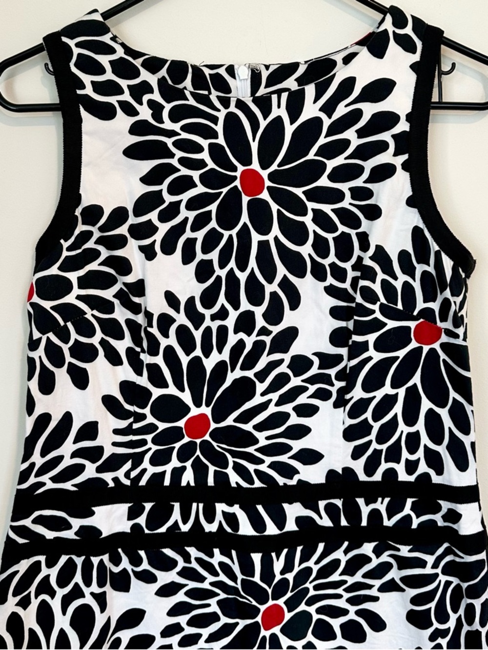 Talbots Black & White Floral Shift Dress with Red Accents - Size: 6 - Picture 4 of 6